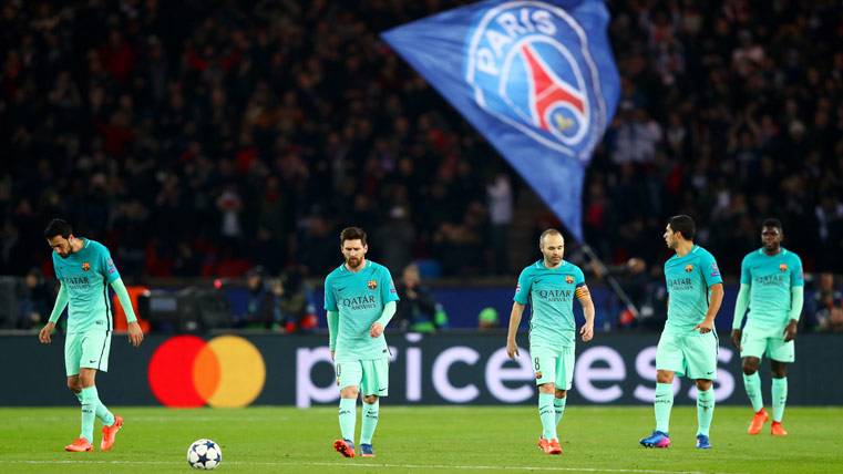 El FC Barcelona, lamentándose tras el primer gol del PSG