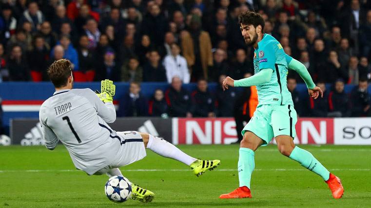 André Gomes, failing a hand manually against Kevin Trapp