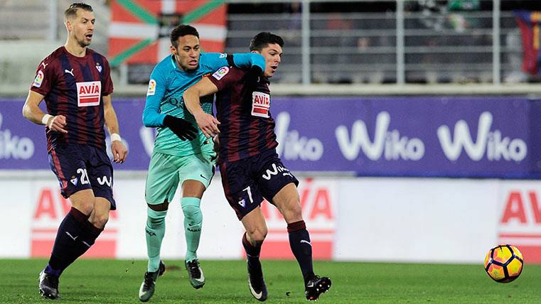 Ander Capa lucha con Neymar por un balón en el Eibar-Barça