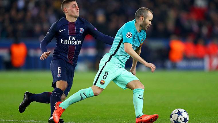 Andrés Iniesta en un lance del partido ante el PSG con Verratti encimándole
