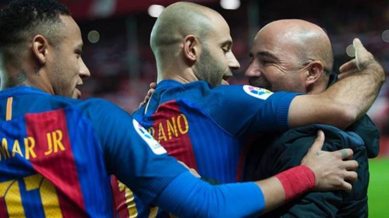Javier Mascherano y Neymar se abrazan a Jorge Sampaoli al acabar el Sevilla-Barça