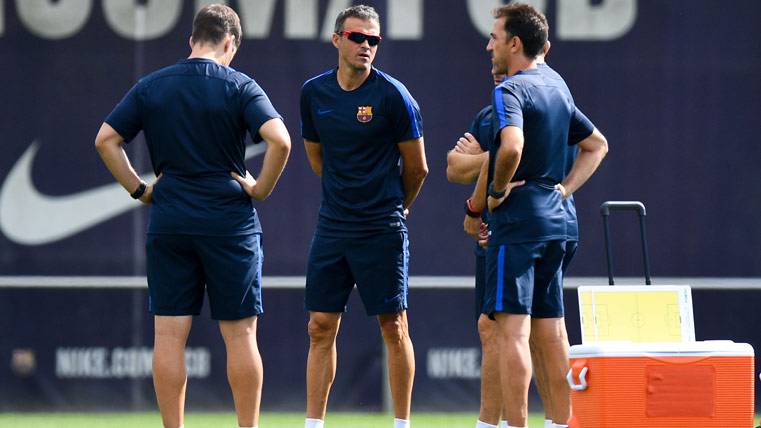 Luis Enrique, conversing with his assistants in an image of archive