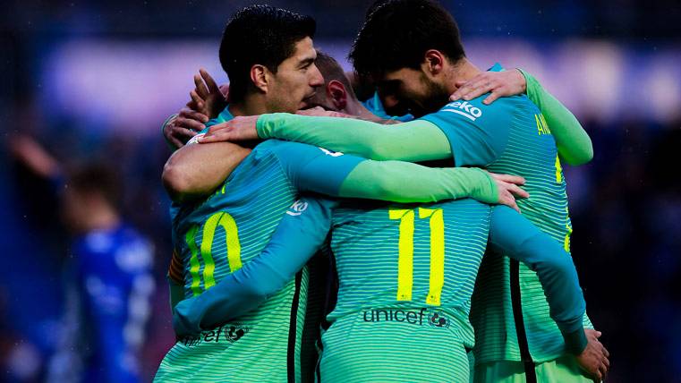 El FC Barcelona, haciendo piña tras un gol contra el Alavés
