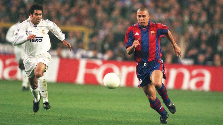 Ronaldo Nazário, durante un partido con el Barça hace veinte años