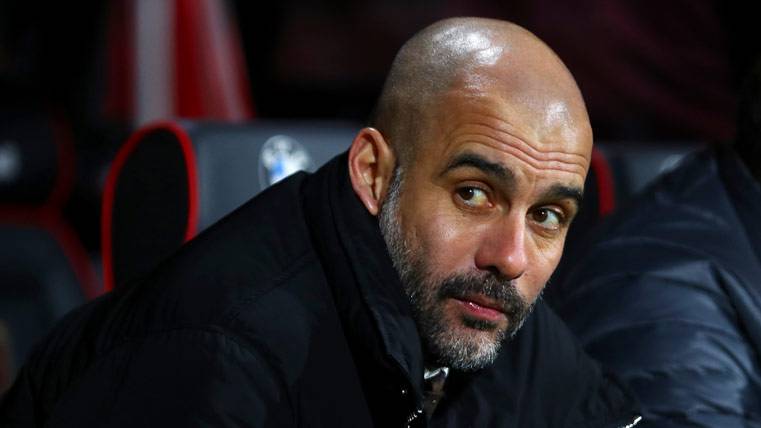 Pep Guardiola, sentado en el banquillo del Manchester City