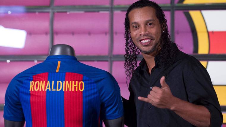 Ronaldinho, siendo presentado como nuevo 