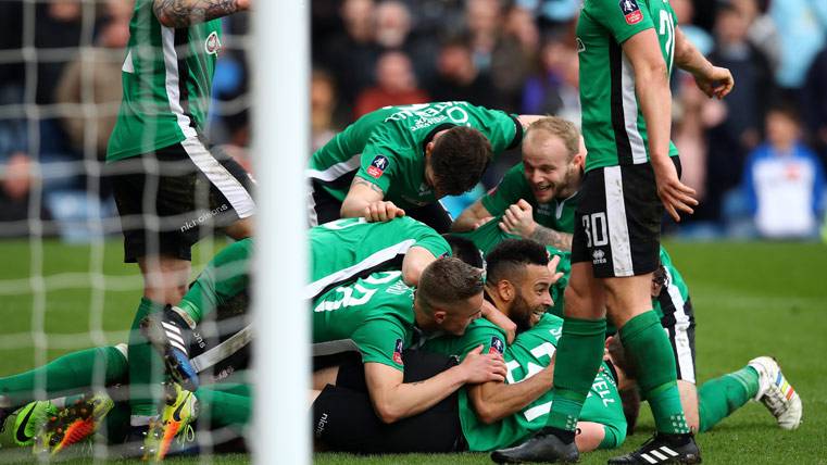Los jugadores del Lincoln City, celebrando el histórico pase a cuartos de FA Cup