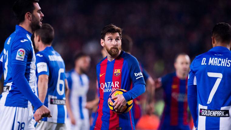 Leo Messi, recogiendo el balón antes de lanzar el penalti del triunfo