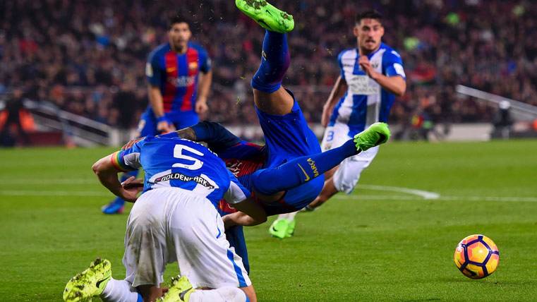 Neymar Jr, siendo derribado por Mantovani en el interior del área