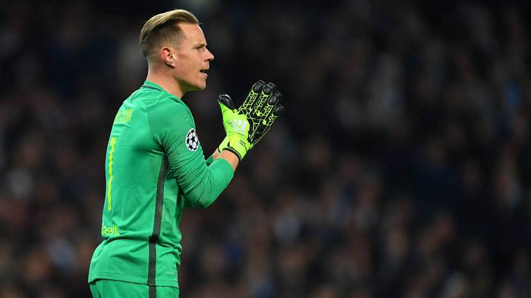 Marc-André Ter Stegen, animando a sus compañeros desde la portería