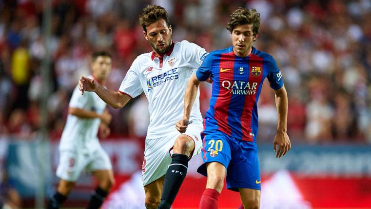 Franco Vázquez, intentando robar un balón a Sergi Roberto