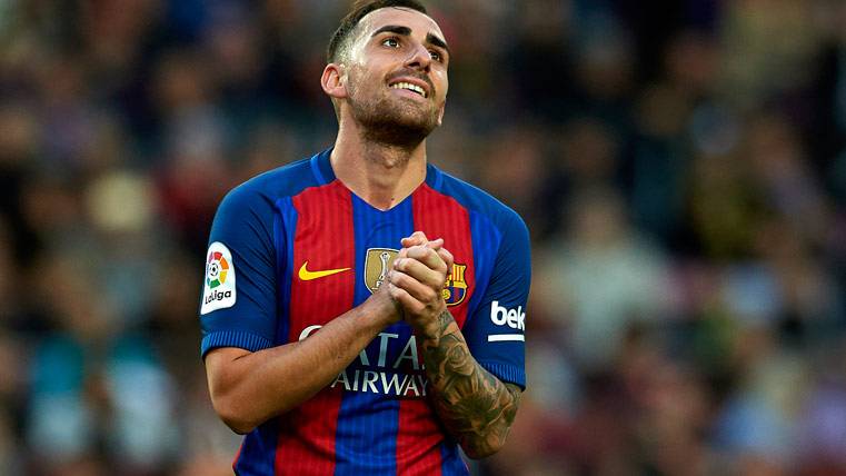 Paco Alcácer, rogando tras una ocasión desperdiciada con el Barça