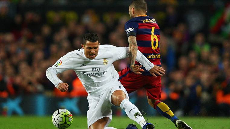 Dani Alves, contra Cristiano Ronaldo en un Barça-Madrid