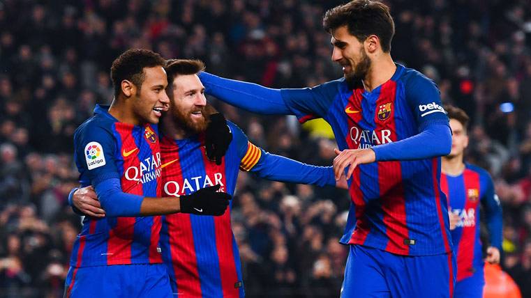 André Gomes, celebrating a goal with Leo Messi and Neymar Jr