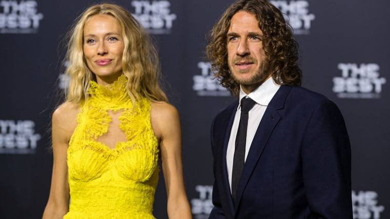 Carles Puyol, beside his girlfriend Vanesa Lorenzo in the delivery of the The Best