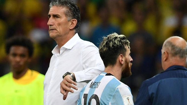 Edgardo Bauza, saludando a Messi tras un partido de Argentina
