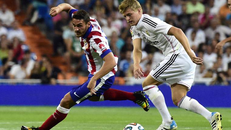 Koke And Kroos, struggling by a balloon in a Real Madrid-Athletic