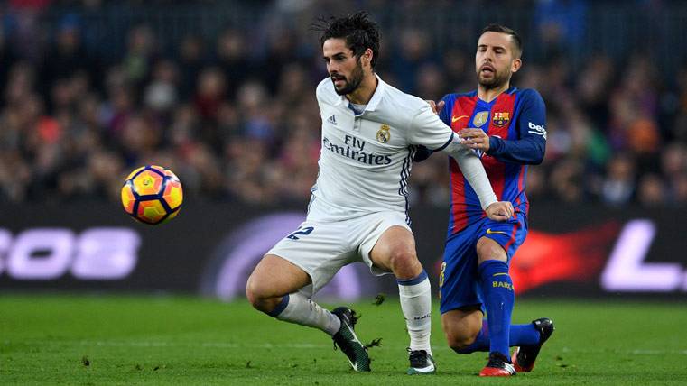 Isco Alarcón, luchando por un balón con Jordi Alba