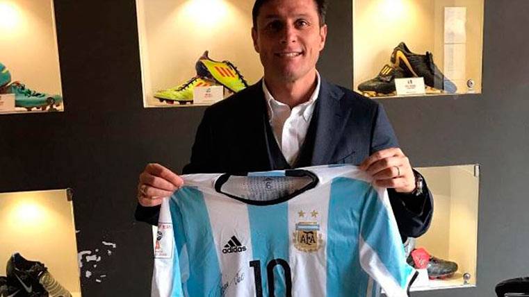 Javier Zanetti with the T-shirt donada by Messi