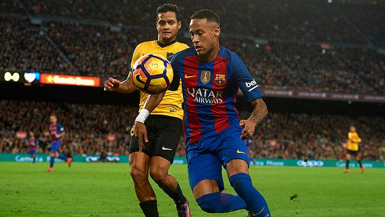 Roberto Rosales ante Neymar, en el Barça-Málaga de este curso
