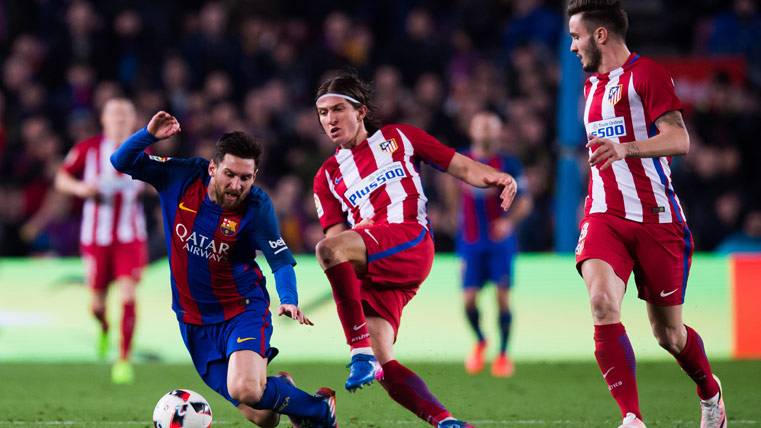 Leo Messi, detenido por Filipe Luis con una dura entrada