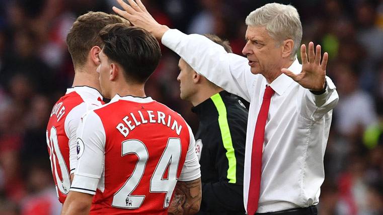 Héctor Bellerín y Arsène Wenger, durante un partido del Arsenal