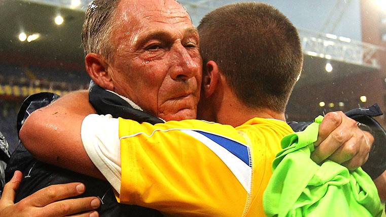 Zdenek Zeman Embraces  with Verratti after the promotion of the Fished