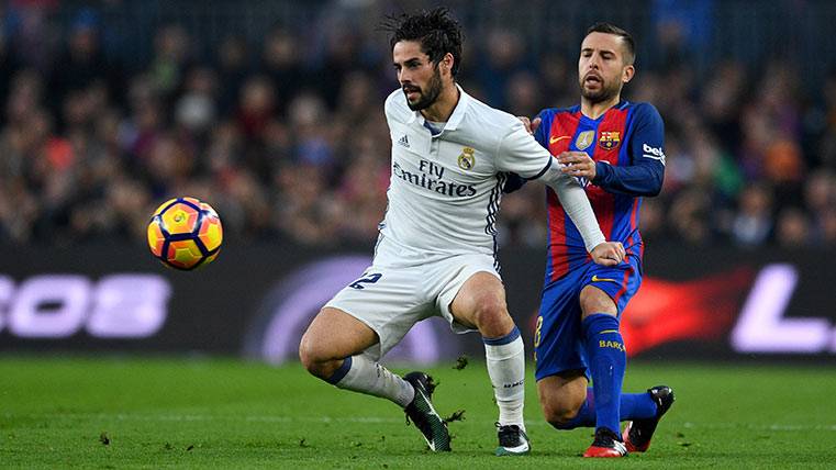 Jordi Alba and Isco Alarcón, during the Classical between Barça and Madrid this course