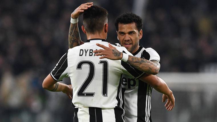 Dani Alves, celebrando un gol con Dybala en la Juventus