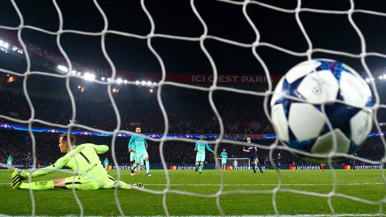 Ter Stegen, receiving one of the four goals against the PSG in Paris