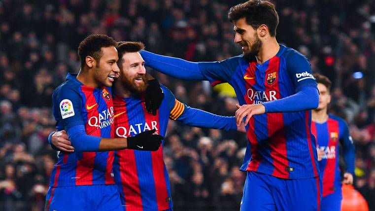 Leo Messi and André Gomes, celebrating a goal beside Neymar
