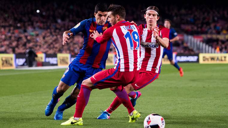 Luis Suárez, intentando superar a Lucas Hernández contra el Atlético