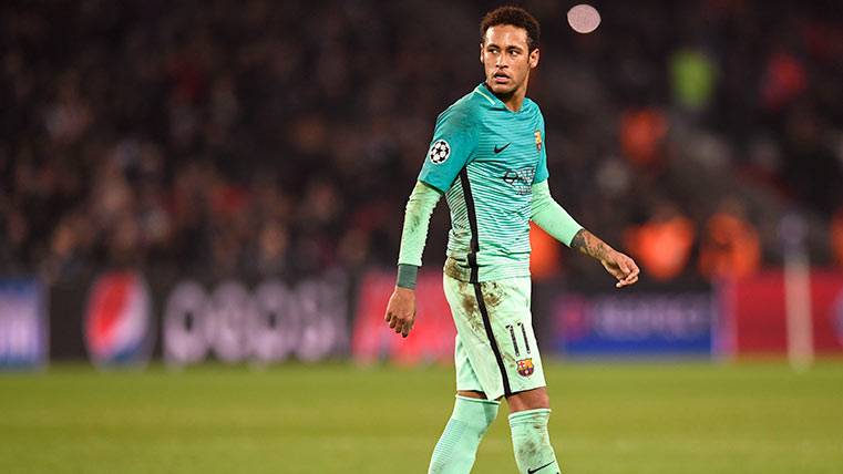 Neymar Júnior, con rostro serio durante el partido del Barça ante el PSG