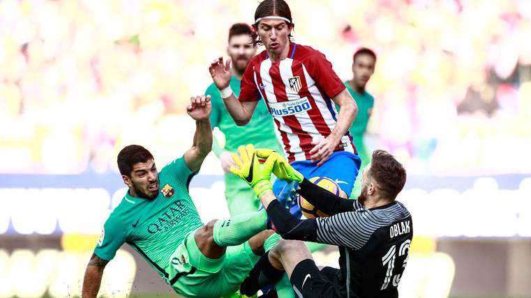 Luis Suárez, luchando con Oblak por un balón dividido