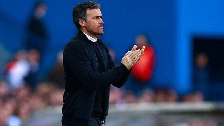Luis Enrique applauds to his men during the Athletic-FC Barcelona