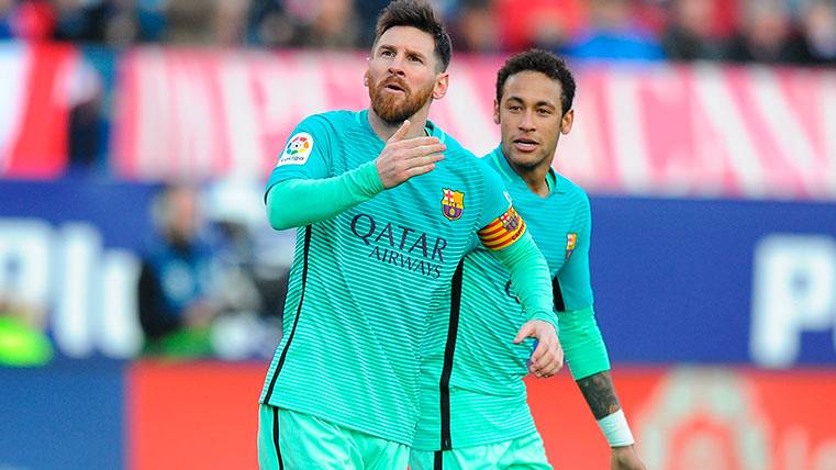Messi and Neymar celebrate the goal in front of the Athletic of Madrid