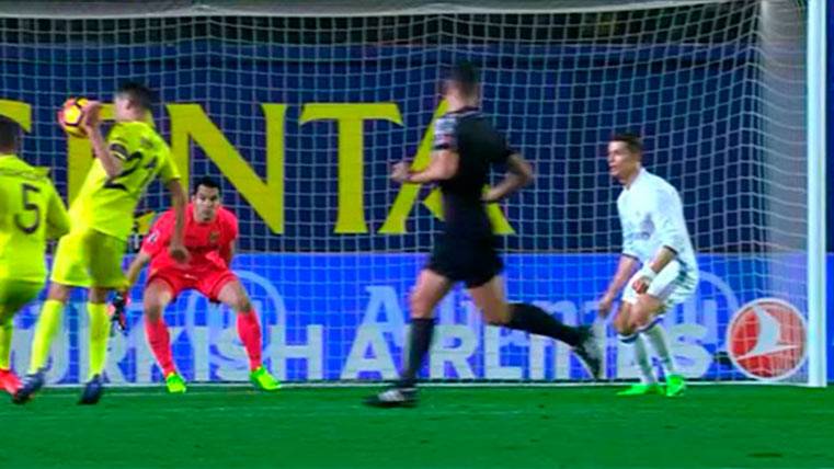 El balón le da en el pecho y toca en la mano de Bruno durante el Villarreal-Madrid