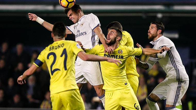 The Real Madrid won with referee's controversy to the Villarreal