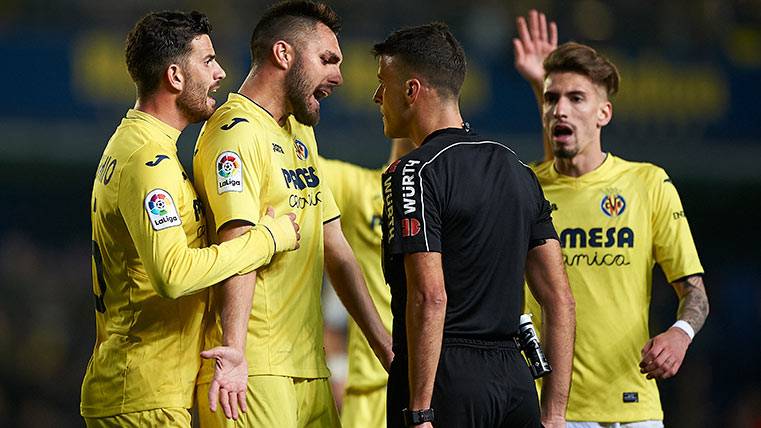 Gil Manzano, protestado por los jugadores del Villarreal tras ser robados