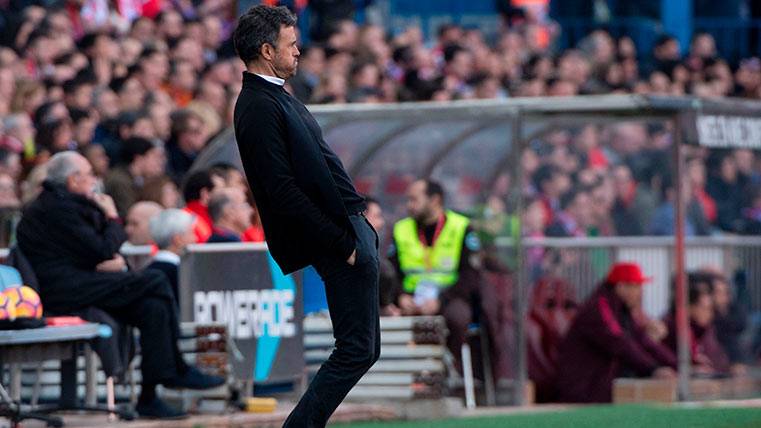 Luis Enrique suspira por una jugada en el Atlético-Barça