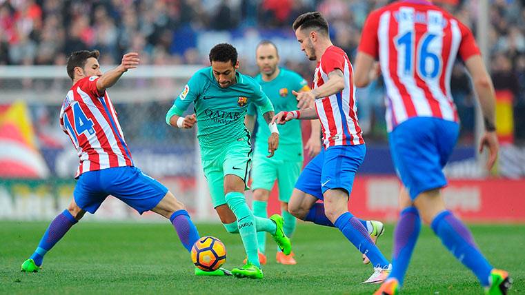 Neymar Júnior yéndose de un defensor del Atleti con un regate