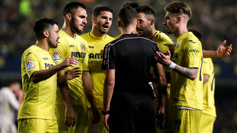 Gil Manzano, receiving the protests of the players of the Villarreal