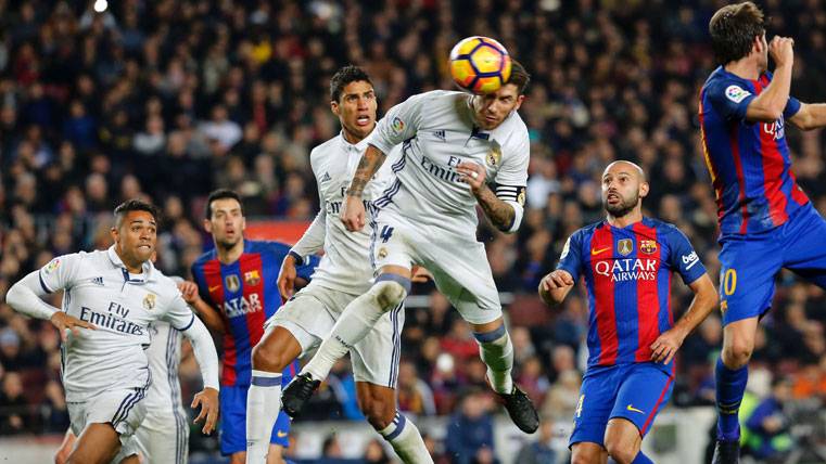 Sergio Ramos, intentando cabecear un balón contra el FC Barcelona