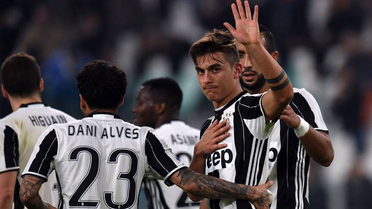 Paulo Dybala, pidiendo perdón a la afición del Palermo tras marcar con la Juventus