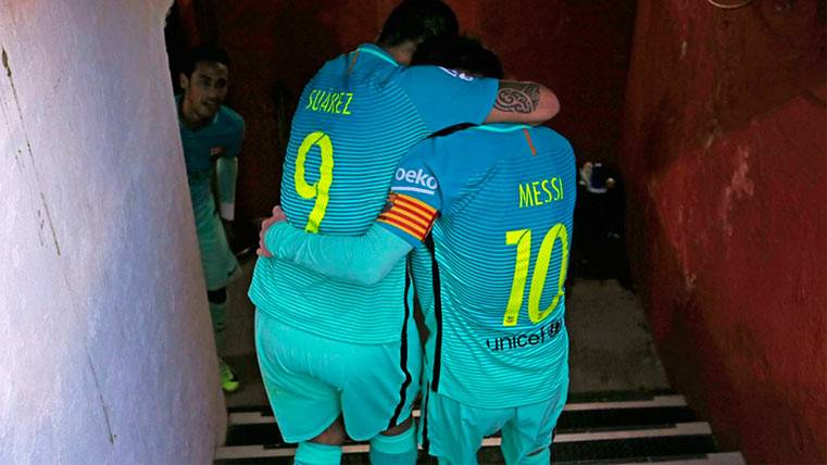 Luis Suárez y Leo Messi se funden en un abrazo en el Vicente Calderón