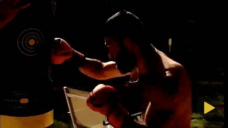 Arda Turan dándole al boxeo en su casa