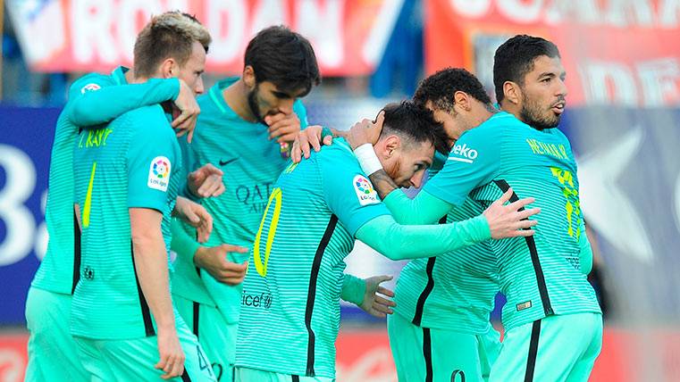 Los jugadores del FC Barcelona celebran la última victoria ante el Atleti