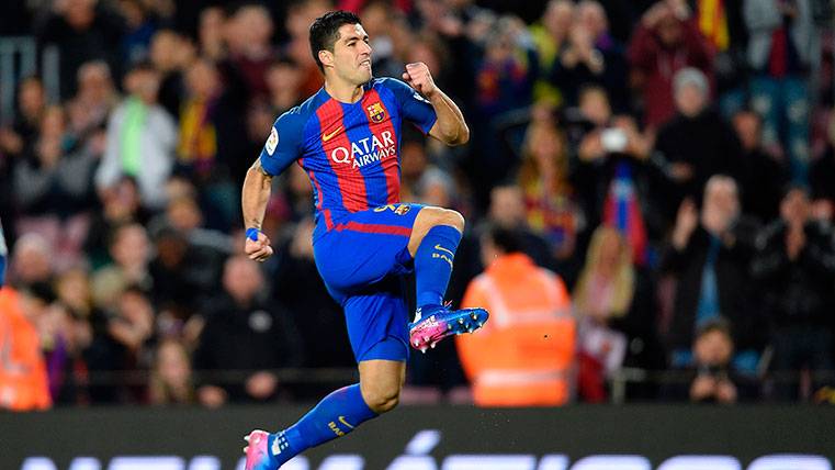 Luis Suárez celebrates his goal in front of the Sporting of Gijón