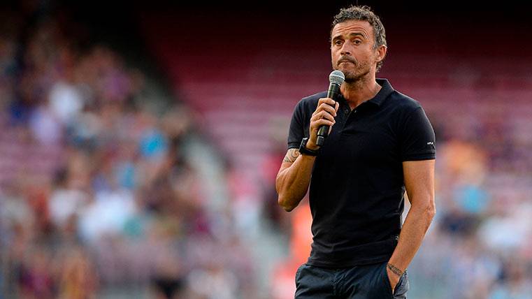 Luis Enrique speaking in front of the public of the Camp Nou in the pre-season 2016-2017