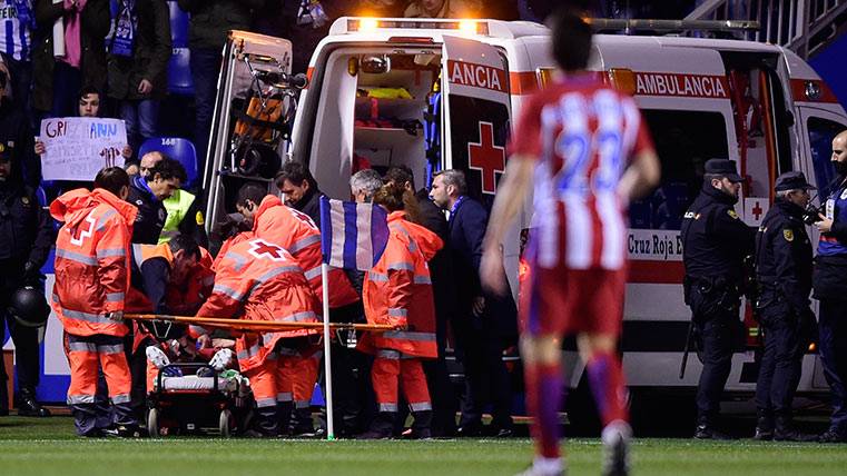 Fernando Torres yendo en ambulancia tras el golpe durante el Deport-Atlético de Madrid